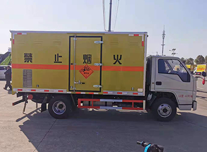 合浦爆破器材运输车工人安全操作规范与智能技术保障